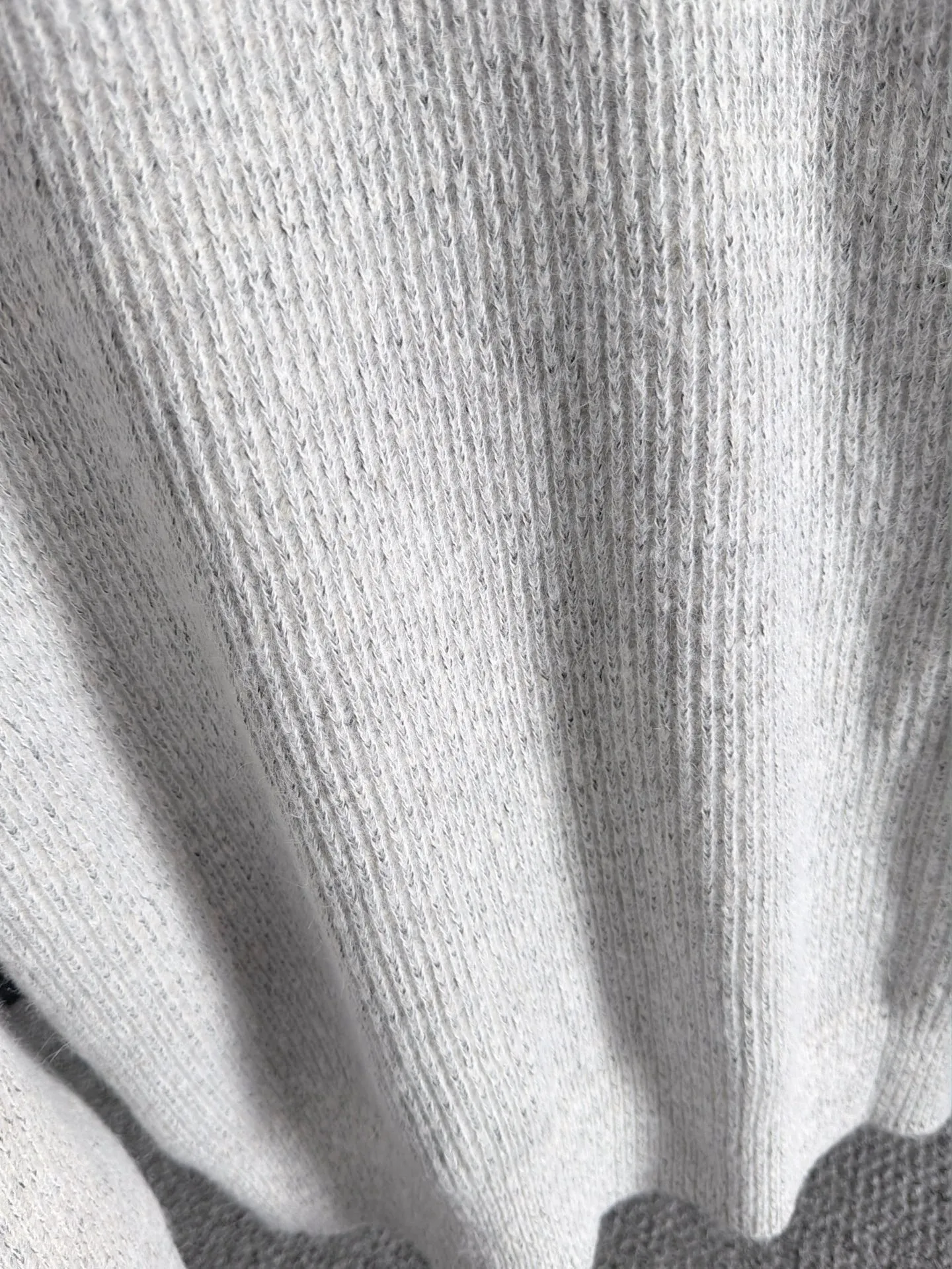 LP Loro Piana's 2026 autumn and winter latest sweater jackets from the official website are now on sale at the counter for Hot Sale! Specially made of wool blended fabric. It feels comfortable and can be directly in contact with the skin. The logo badge is exquisitely embroidered, which is extremely eye-catching! The details highlight the fashionable charm of big brands. Exquisite workmanship. Three-dimensional cutting style. The wearing effect is invincible and handsome! All three standards are complete! Sizes:M-3XL